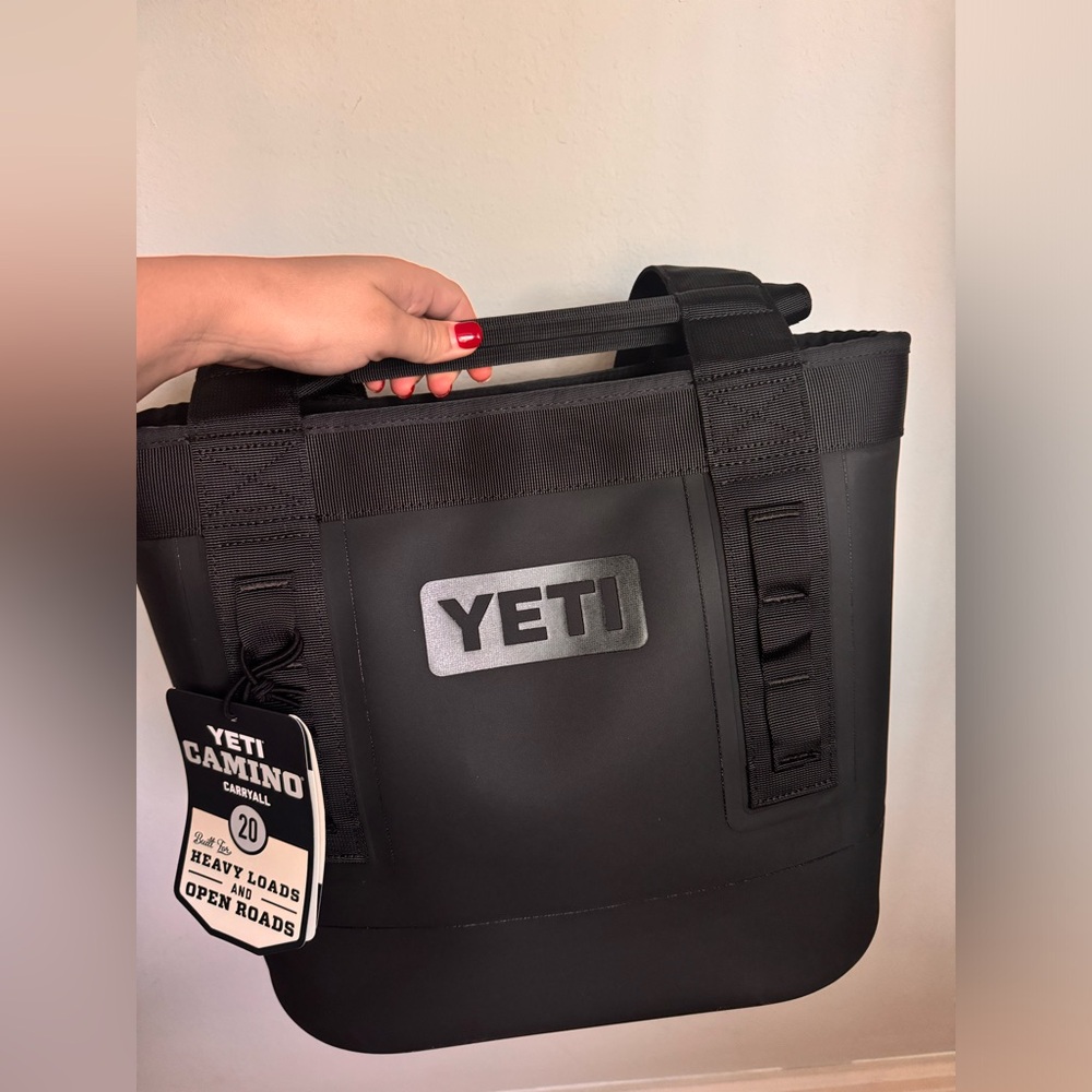 Yeti Camino Carryall 20 Duffel in black